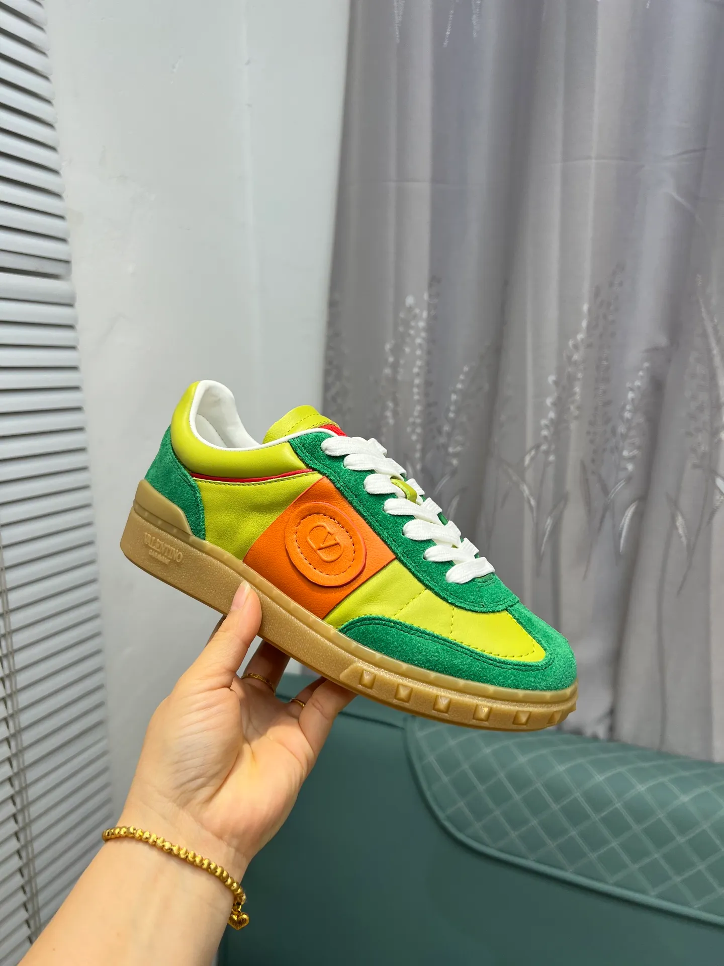 Men's shoes 💰620 👉🌹🌹VALENTINO counter synchronized new low-top casual sports shoes 👍Professional and high-end, perfect replica, first-class quality! 👍All made of original 1:1 materials, exclusive mold opening! 👍High mercerized cowhide fabric 👍TPU outsole, comfortable and wear-resistant, brand injection insole, 👍Full set of high-end counter packaging 👍All details are customized with 1:1 mold, striving for perfection! 👍Couple style female 35-41, male 38-46 (female 41, male 45 46 customized)